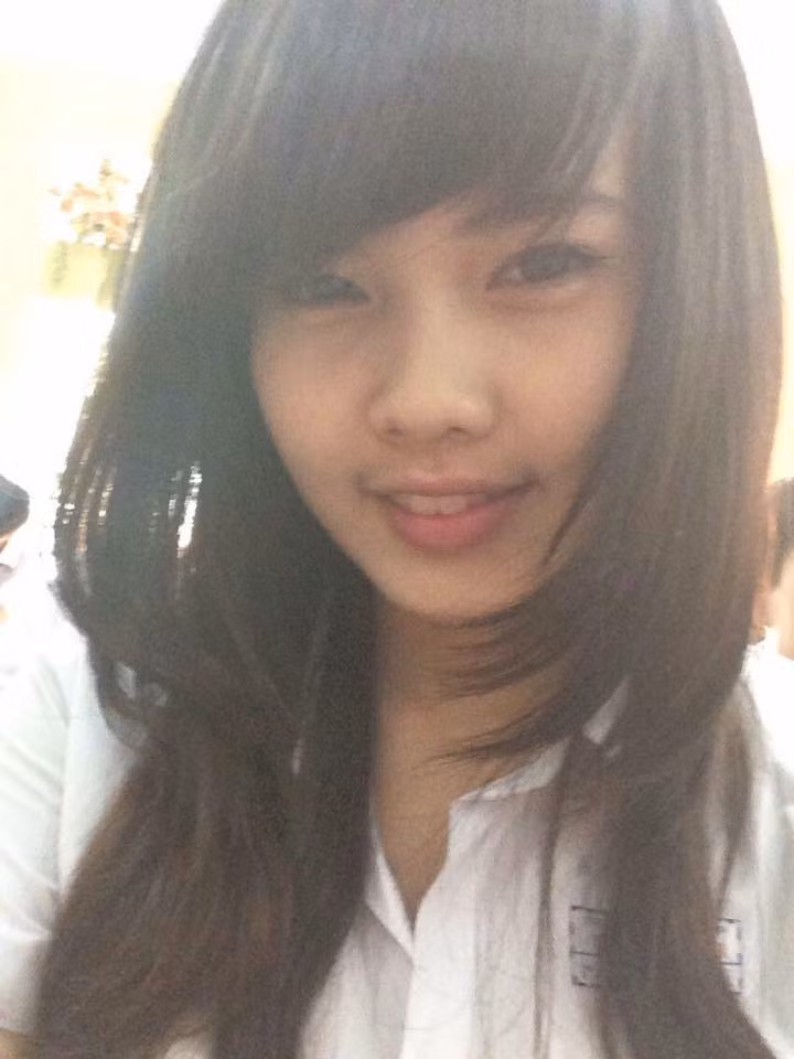 "Ngày đó em xấu lắm. Vừa béo mà còn phải niềng răng nữa. Bạn bè chê vừa xấu, vừa mập làm em rất buồn. Bình thường em cũng ngại khi ai nói về thân hình của mình lắm! Lâu dần cũng quen, em không sốc khi phải nghe chê bai nhưng nỗi buồn thì khó tả lắm", Hồng My tâm sự về quá khứ của mình.