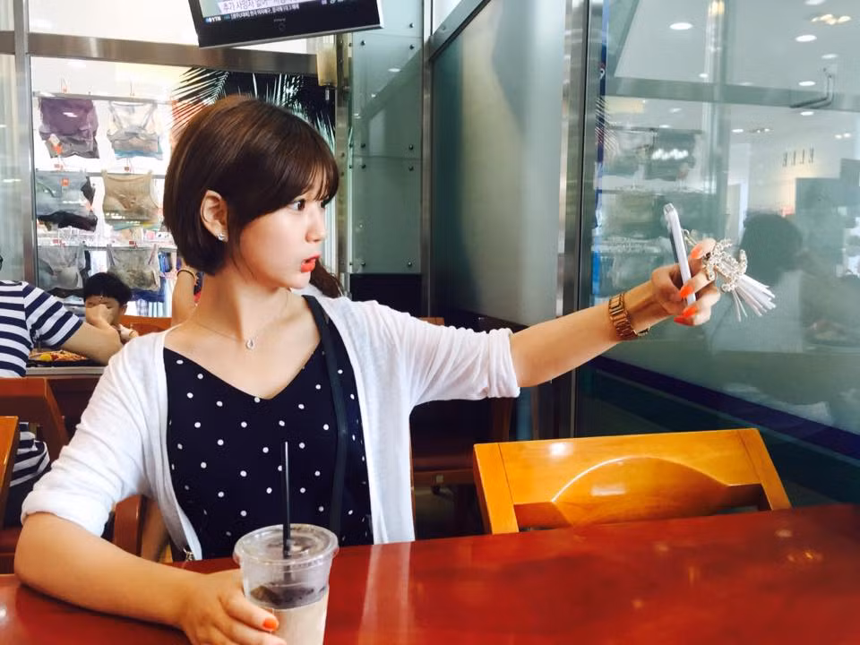 Ngoài các clip 5 giây nghịch ngợm trên mạng, Hye Eun cũng thường xuất hiện trong các clip giới thiệu mỹ phẩm, đồ làm đẹp và hướng dẫn bạn bè trang điểm.