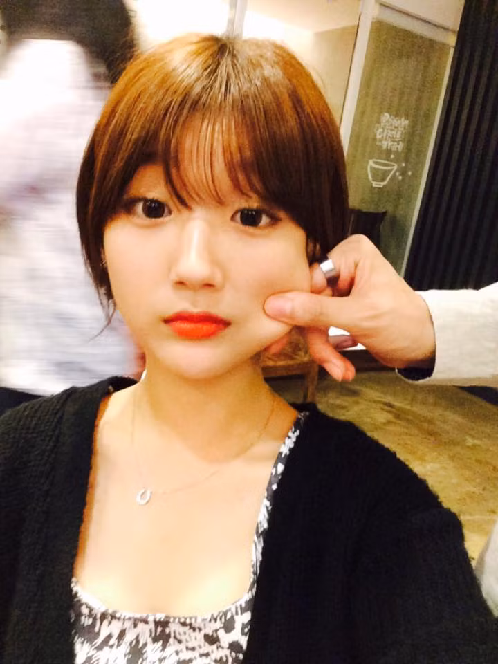 Cũng chính đặc điểm này trên khuôn mặt này mà Kim Hye Eun được dân mạng Việt đặt cho biệt danh đáng yêu " hot girl mặt ngơ". Quả thật cô nàng 9X Hàn Quốc này rất thích kiểu chụp ảnh ngô nghê, trong đó khuôn mặt của cô trở thành "đồ chơi" cho người khác thoải mái cấu véo, nghịch ngợm.
