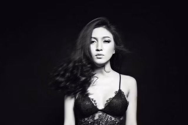 Hồng Nguyễn Thảo Như (Soda Nhu) với bộ ảnh "Black and White" mới đây được một vài trang tin trẻ giới thiệu vừa gây được rất nhiều ấn tượng với tạo hình gợi cảm, phô diễn những đường cong nảy lửa trên cơ thể.