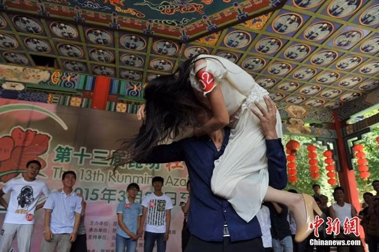 Nó cũng được các cặp đôi yêu nhau hưởng ứng rất nhiều và cho rằng đó là một cơ hội tuyệt vời để hai người thể hiện tình cảm với nhau, cùng nhau cố gắng có được niềm vui và cả phần thưởng của cuộc thi.