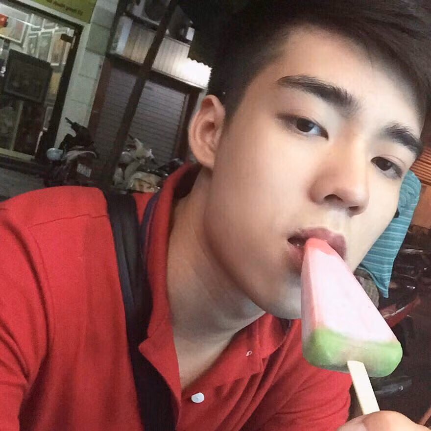 Bức ảnh được chụp trong lúc trên xe buýt đang rất đông đúc, chật chội. Dù khuôn mặt Minh Hoàng chỉ lộ rõ một góc nhưng nét bảnh trai của anh chàng cũng đủ gây chú với dân mạng. Biết bản thân bất ngờ "nổi tiếng", được truy lùng... Minh Hoàng cho biết cậu cảm thấy khá bất ngờ.