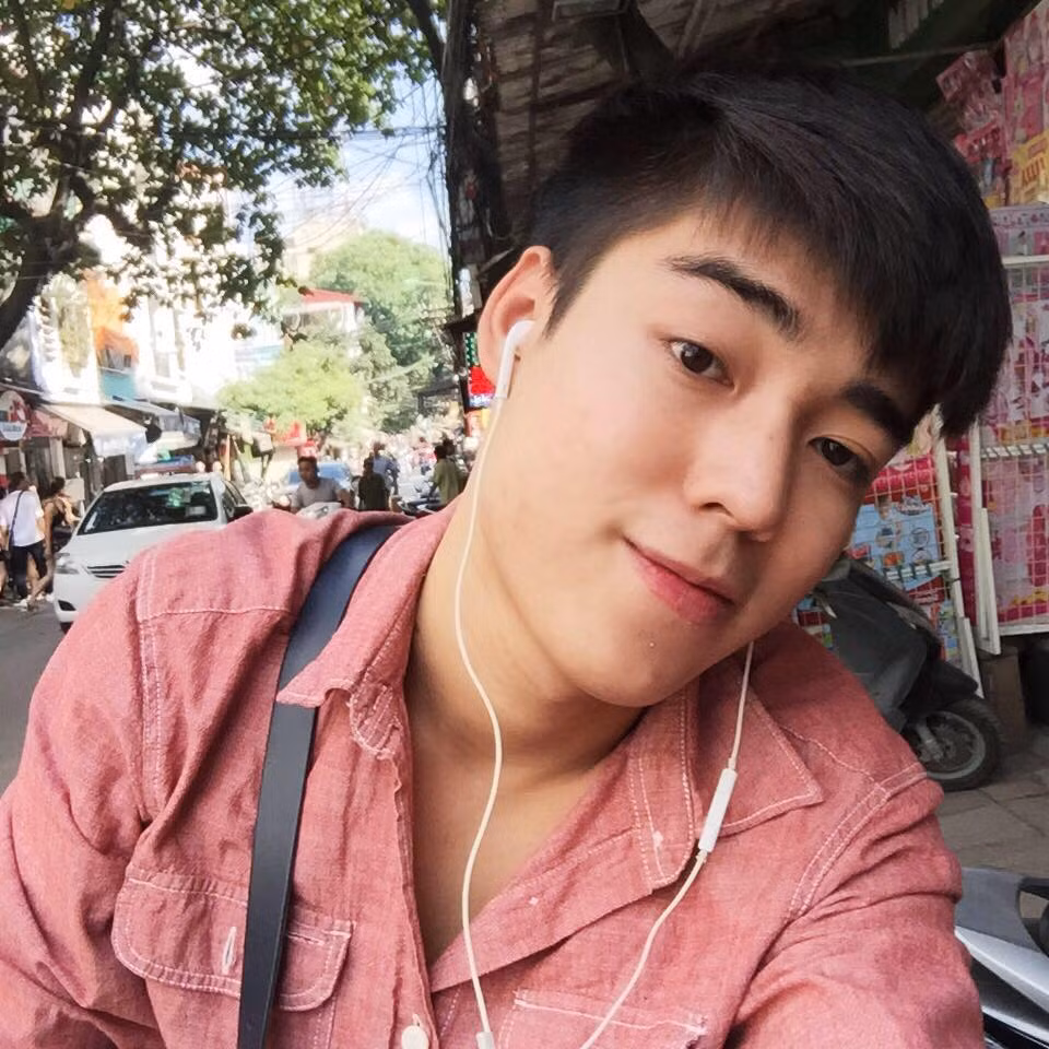 Theo tìm hiểu, anh chàng đẹp trai bị chụp lén trên xe buýt tên thật là Nguyễn Đức Minh Hoàng, sinh năm 1996, đang là sinh viên năm nhất khoa Quản trị kinh doanh trường Đại học Kinh tế Quốc dân.