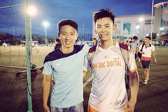 Là người Đà Nẵng nhưng thầy giáo Bảo Hoà từng có thời gian làm việc ở TP HCM sau khi ra trường. Đam mê hội hoạ từ nhỏ, lấy đó làm công việc chính, nhưng bên cạnh đó thầy giáo cũng thích tham gia nhiều hoạt động, thú vui khác như thể thao, bóng đá...