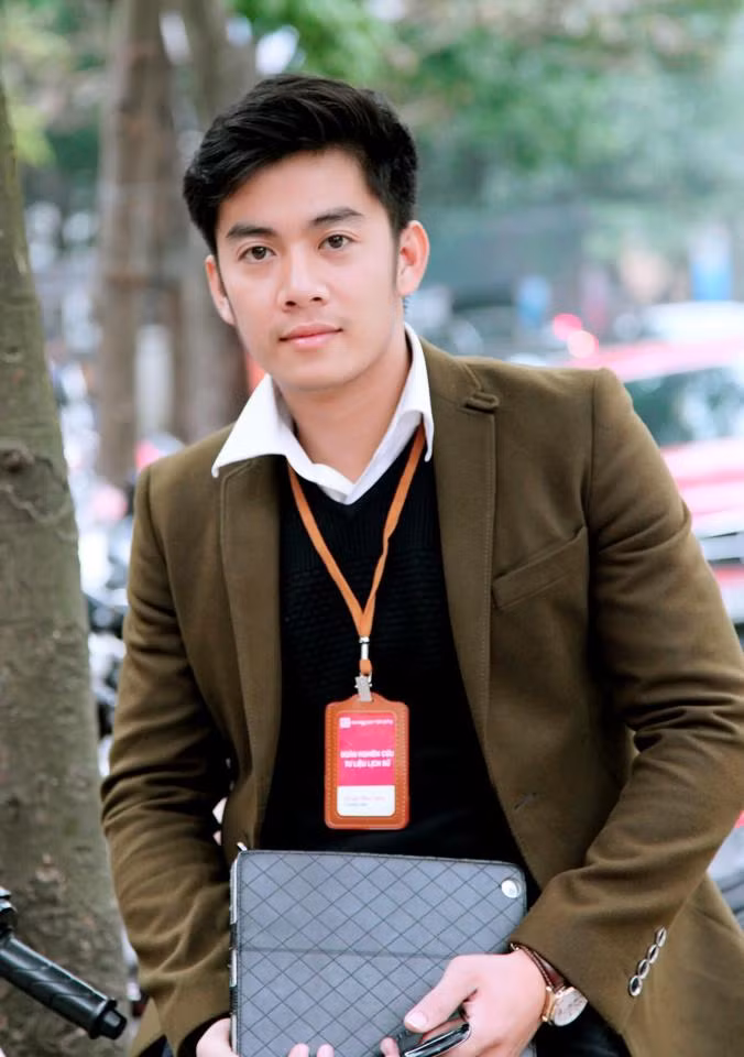 Thầy giáo chinh phục nhiều bạn trẻ, đặc biệt là các nữ sinh bởi vẻ ngoài nam tính, khuôn mặt đẹp trai và nụ cười rất hiền. Nhiều dân mạng đã bình luận rằng họ bị ánh mắt, nụ cười của thầy giáo trẻ gây thương nhớ và rất muốn được gặp gỡ, làm quen với thầy.