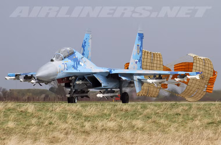 Su-27UB có thể mang các loại tên lửa không đối không tầm ngắn R-73 và tên lửa đối không tầm trung R-27. Ảnh: Su-27UB của Không quân Ukraine mang 5 đạn R-27 và 4 đạn R-73.