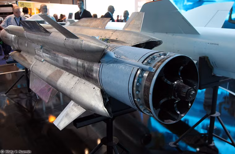 Kh-31AD đạt tốc độ bay siêu âm Mach 1,5 với kiểu động cơ Ramjet, có thể triển khai trên nhiều loại máy bay chiến đấu như Su-30MKI/MKM/MK2, Su-35, MiG-29K, MiG-35.
