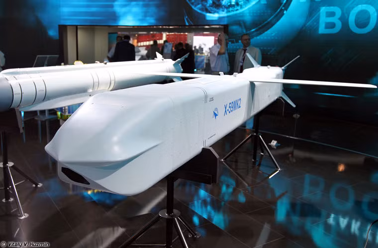 Tên lửa hành trình đối đất Kh-59MK2 Stealth Standoff hứa hẹn sẽ là một trong những vũ khí tấn công mặt đất nguy hiểm nhất của Không quân Nga. Đây là biến thể mới của dòng tên lửa Kh-59 với thân hình khác hoàn toàn, mang kiểu dáng hình hộp thay vì hình tròn. Điểm này cho thấy Kh-59MK2 hướng đến khả năng tàng hình trước hệ thống phòng thủ của đối phương.