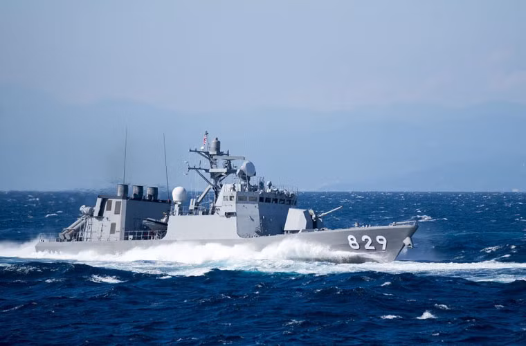Tàu tên lửa nhỏ JDS Shiritaka (PG-829) thuộc lớp Hayabusa có lượng giãn nước toàn tải 240 tấn, dài 50,1m, rộng 8,4m, trang bị tổ hợp tên lửa chống hạm SSM-1B.