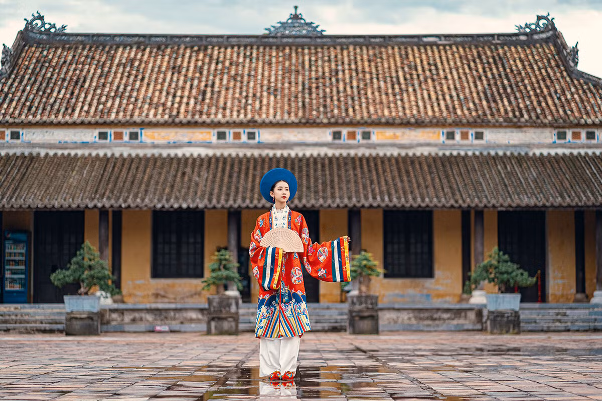 Đó là trường hợp của Ân phi Hồ Thị Chỉ thời Khải Định. Ân phi, thuộc hàng Nhất giai Phi là tước hiệu cao quý nhất trong hàng "cửu giai" do triều Nguyễn ban tặng cho các bà vợ của vua trong nội cung. Ảnh minh họa.