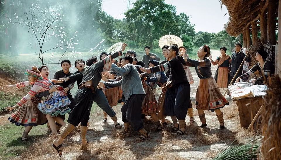 Nhìn chung đọc Vợ chồng A Phủ, người đọc có thêm những tri thức bổ ích về đời sống, phong tục tập quán của dân tộc H'mông. Điều đáng nói, các phong tục này được Tô Hoài miêu tả với những tìm tòi, khám phá sâu sắc. Điều này đã làm lên thành công của tác phẩm.