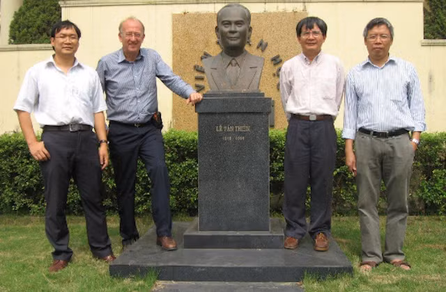 GS. Le Van Thiem - nguoi tu bo hao quang troi Tay ve nuoc cong hien cho to quoc-Hinh-3