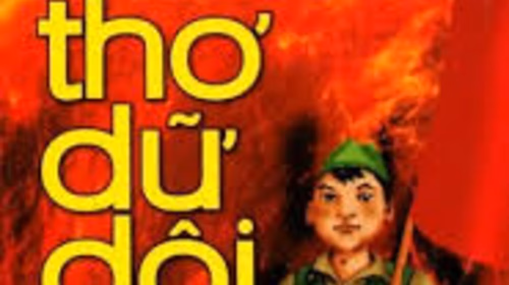 Tuổi thơ dữ dội gồm tám phần ghi lại những năm tháng chiến đấu gian khổ của những đứa trẻ tên Mừng, Quỳnh sơn ca, Lượm, Lép sẹo, Tư dát, Bồng da rắn, Vịnh sưa, Vệ to đầu… trong Đội thiếu niên trinh sát của trung đoàn Trần Cao Vân ở Huế trong những năm đầu của cuộc kháng chiến chống Pháp.