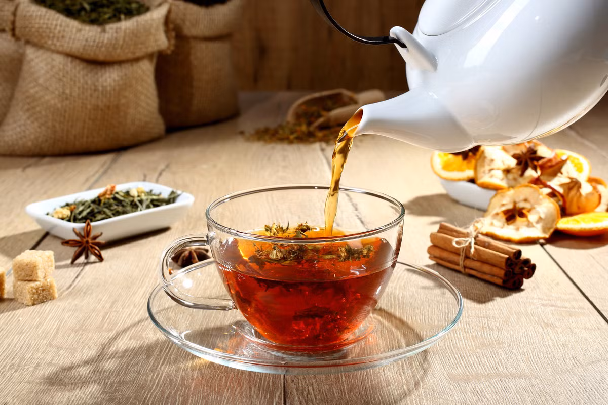 Ngày ba mươi Tết, những người phụ nữ trong gia đình bận bịu với mớ lá dong và cỗ, lũ con nít vui đùa ngoài sân. Người bõ già và cụ Kép lại rất trịnh trọng và tỉ mỉ trong việc chuẩn bị một bữa rượu đặc biệt, bữa rượu kẹo mạch nha có nhân đá cuội được ủ kín trong những chậu hoa lan thơm ngát. Một thú chơi hết sức độc đáo và tao nhã chỉ còn lại trong quá khứ.