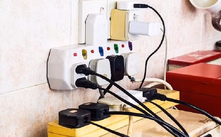 Các phát thải nhiệt này thường dẫn đến việc là tiêu tốn năng lượng và giảm tuổi thọ sản phẩm. Ví dụ, máy tính cá nhân khi xuất hiện quá trình phát thải nhiệt sẽ nóng hơn, chạy chậm hơn, thậm chí có thể treo máy hoặc khi nóng quá máy tự tắt nguồn.