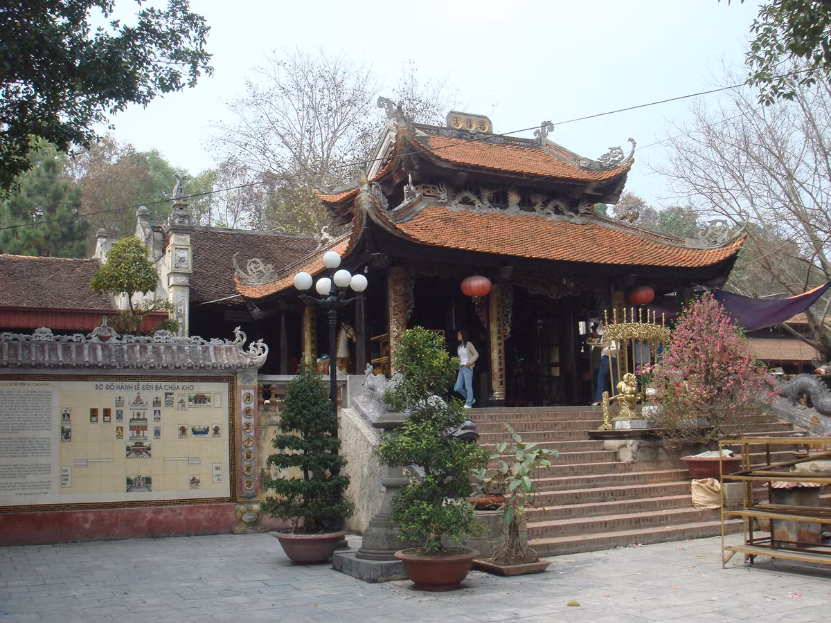 Theo tác giả Lê Thái Dũng, số lượng các bà Chúa Kho khá nhiều và đa dạng về xuất xứ, có vị là nhân vật lịch sử, có vị lại là con người nửa lịch sử nửa huyền thoại, có vị thì gần như là huyền thoại. Trong số các bà Chúa Kho, có bà Chúa Kho làng Quả Cảm.