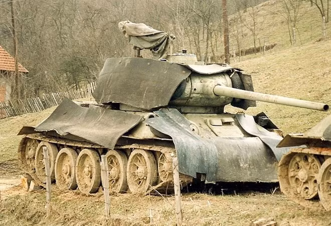 Tuy nhiên, xe tăng T-34 không phải hoàn hảo. Những biến thể đời đầu có độ tin cậy không cao, hộp số rất khó sử dụng, trong khi tổ lái phải ngồi trong khoang chiến đấu chật hẹp và không tiện nghi. Pháo chính và kính ngắm của T-34 cũng thua kém hơn nhiều, so với những xe tăng hiện đại của Đức trong Thế chiến II