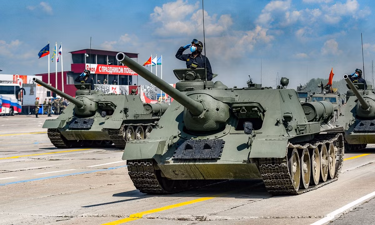 Những chiếc xe tăng hạng trung T-34 sẽ phục vụ cuộc duyệt binh, kỉ niệm 76 năm chiến thắng phát xít. Các binh sĩ sẽ bắt đầu khóa huấn luyện đầu tiên vào tháng tới. Họ sẽ thực hiện chuyển động của T-34, với tốc độ từ 5 đến 30 km một giờ, họ sẽ thực hiện theo các lượt, luyện tập điều khiển xe theo đội hình xe hàng dọc và liên tiếp.