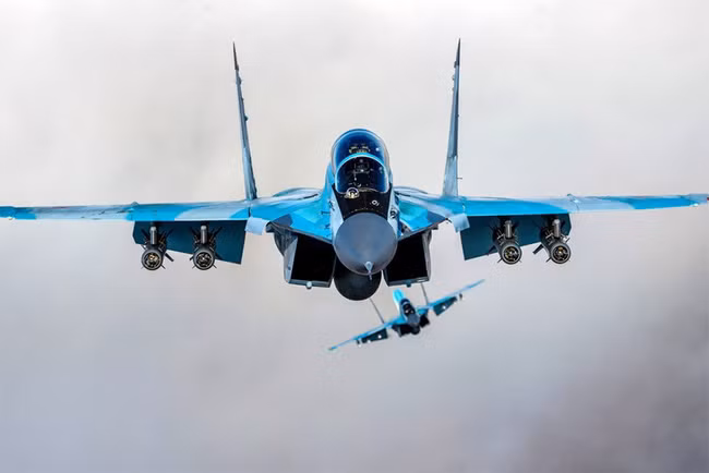 Có lẽ điểm khác biệt lớn nhất của MiG-35 so với MiG-29 là MiG-35 được thiết kế để giảm đáng kể các yêu cầu bảo dưỡng, khiến nó ít tốn kém hơn khi sử dụng và đào tạo phi công cũng rẻ hơn nhiều.