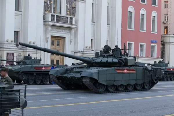 Chỉ đến phiên bản xe tăng T-72B3M (2014), pháo thủ mới được trang bị kính ngắm Sosna-U, với tính năng ổn định hai mặt phẳng, máy đo xa laser, kênh ảnh nhiệt, kênh điều khiển laser cho tên lửa Reflex-M phóng qua nòng và một máy theo dõi mục tiêu tự động; cung cấp cho trưởng xe và pháo thủ khả năng phát hiện mục tiêu tới 4.000 m. 