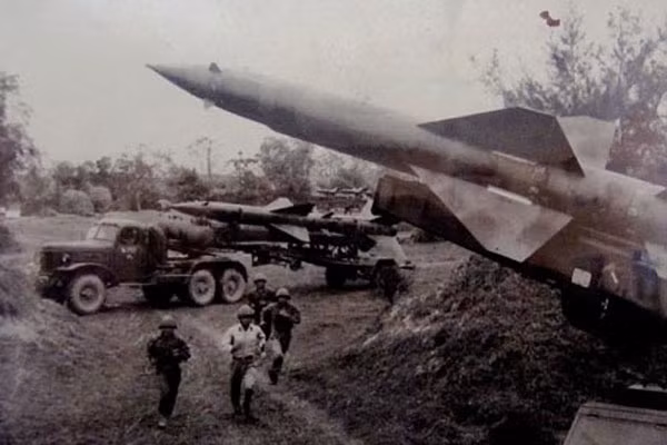Tên lửa S-75 Dvina là tên viết tắt của “Tên lửa đất đối không loại 2”. SAM-2 là tổ hợp hệ thống phòng không tầm cao do Liên Xô thiết kế, được xây dựng xung quanh một tên lửa đất đối không có radar dẫn đường chỉ huy. Ra mắt vào năm 1957 và là một trong những hệ thống phòng không được triển khai rộng rãi nhất trong lịch sử.