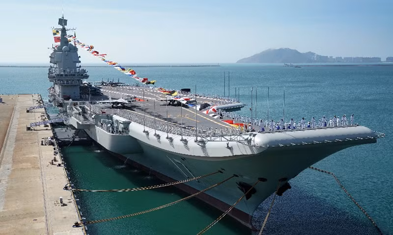 Đến phiên bản tàu sân bay Sơn Đông, dựa trên thiết kế tàu Liêu Ninh, Trung Quốc đã hoàn toàn từ bỏ thiết kế bố trí tên lửa chống hạm hạng nặng bên dưới boong. Do đó, số lượng máy bay chiến đấu trên tàu Sơn Đông tăng lên 36 chiếc (tàu Liêu Ninh chỉ mang tối đa là 24 chiếc), do vậy khả năng chiến đấu đã được tăng cường rất nhiều.