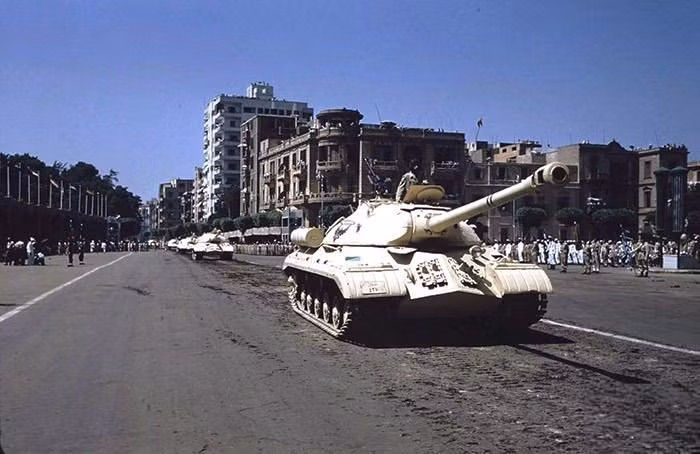 Liên Xô đã phát triển IS-3 trước chiến tranh thế giới thứ hai, xe tăng được đưa vào biên chế sau khi kết thúc chiến sự vào mùa xuân năm 1945. Sau đó, Liên Xô đã xuất khẩu loại xe tăng hạng nặng này cho các nước đồng minh, cũng như các nước Trung Đông.