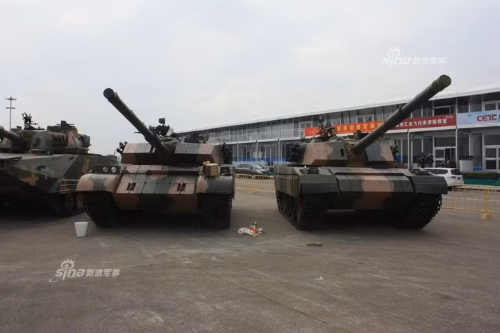 Xe tăng Type 59 vẫn tiếp tục được trang bị với số lượng lớn trong các đơn vị xe tăng của Quân đội Trung Quốc hiện nay, lý do là số lượng loại xe tăng này quá lớn, nên Trung Quốc chưa thể thay thế ngay, bằng các loại xe tăng mới như Type 96 hay Type 99 hiện đại nhất của họ hiện nay. Nguồn ảnh: Sina.