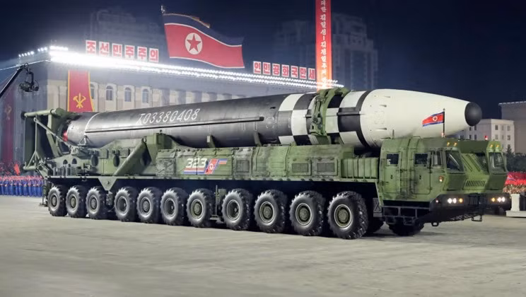 Tiếp đến là tên lửa Pukkuksong-3 đã được phóng thử nghiệm trên biển vào tháng 10/2019 và Pukkuksong-4 được công bố trong lễ duyệt binh vào tháng 10/2020.