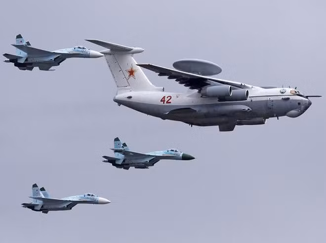 A-50 cũng hoạt động như một trung tâm điều khiển, hướng dẫn tiêm kích đánh chặn và máy bay chiến thuật của lực lượng không quân đến khu vực chiến đấu để tấn công các mục tiêu mặt đất ở độ cao thấp. Vai trò của A-50 có thể so sánh với vai trò của hệ thống E-3 AEW của Mỹ do Boeing phát triển.