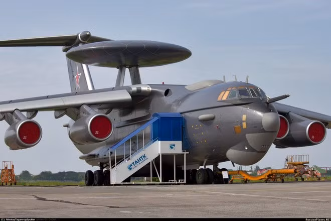 A-50 được trang bị hệ thống tự vệ khi bay trên đường bay và trên các khu vực tuần tra. Hệ thống tự vệ đảm bảo bảo vệ khỏi vũ khí dẫn đường và không dẫn đường của máy bay chiến đấu của đối phương tấn công. Hệ thống tự vệ bao gồm hệ thống đối phó điện tử.
