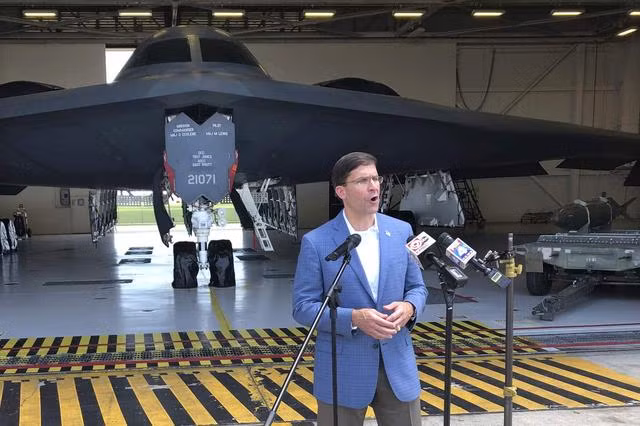 Máy bay ném bom tàng hình B-21 Raider sẽ trở thành máy bay ném bom chiến lược thế hệ tiếp theo của Không quân Mỹ, thay thế B-1, B-2 và thay cho loại oanh tạc cơ B-52, đã có hơn 60 năm phục vụ.