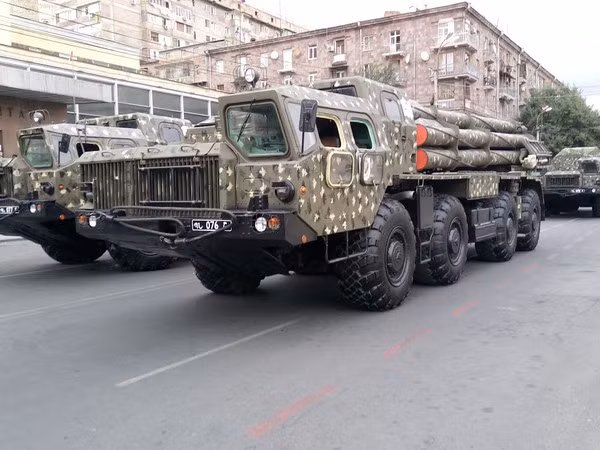 BM-30 mang theo các hệ thống cảm biến và tính toán mạnh, máy bay không người lái cho phép tự trinh sát, tính toán và dẫn đường đầu. Nhờ đó, nó hoạt động nhanh, mạnh và chính xác đến mức diệt tăng bằng đạn bắn loạt tầm xa 70–90 km. Hiện nay ngoài Nga, mới chỉ có Đức phát triển loại đạn này nhưng dành cho súng cối.