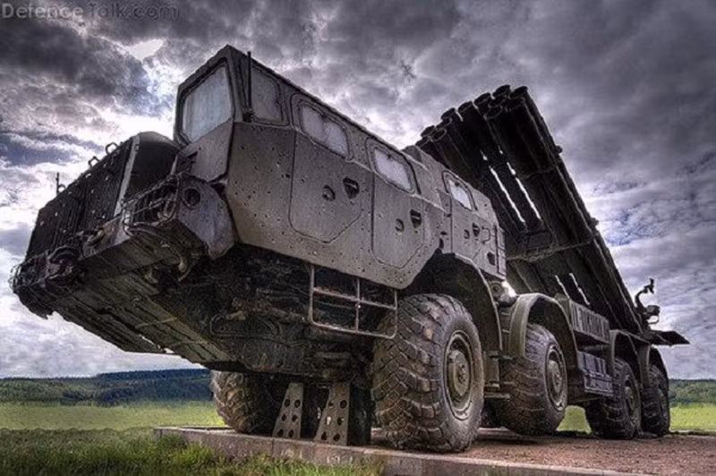 Tổ hợp pháo phản lực phóng loạt BM-30 Smerch được phát triển trong những năm 1970, đến năm 1989 chính thức vào biên chế quân đội Liên Xô, phương Tây biết đến nó lần đầu vào năm 1983 nên đặt mã M1983.