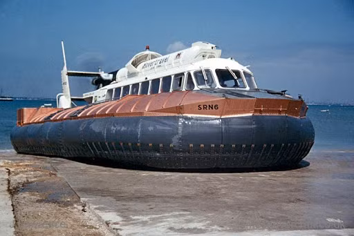 Năm 1965, Hải quân Mỹ quyết định mua ba tàu đệm khí SR.N5 từ Anh. Sau đó, các con tàu đã được nâng cấp bởi Bell Aerosystems, công ty đã điều chỉnh thiết kế con tàu theo nhu cầu của Hải quân Mỹ và hiện đại hóa chúng bằng cách trang bị vũ khí trên tàu.