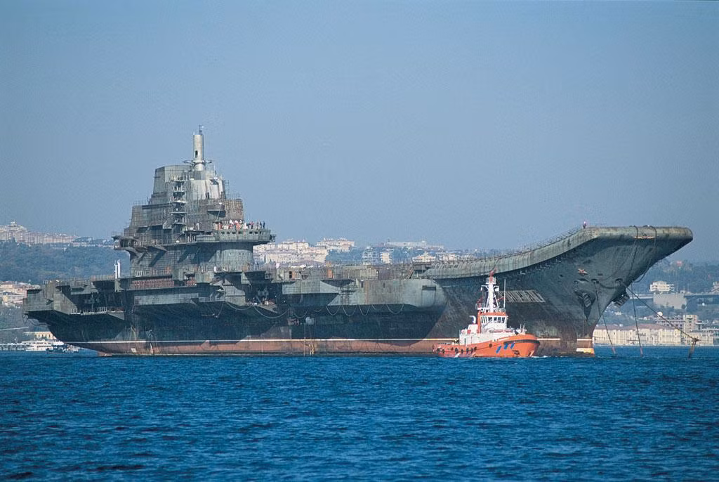 Tàu Đô đốc Kuznetsov là con tàu duy nhất cùng lớp của nó đã được hoàn thành, ngoài ra con tàu thứ hai có tên là Varyag đã được bán cho Trung Quốc khi mới hoàn thành được một phần thiết kế và chiếc thứ ba bị hủy hoàn toàn.