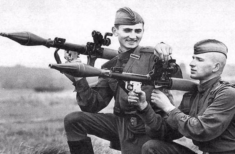 Thứ năm là súng chống tăng RPG-7, đây là vũ khí chống tăng hàng đầu, khiến mọi xe tăng phải khiếp vía khi nghe tên. Trong cuộc chiến tranh thế giới thứ hai, ý tưởng về sử dụng rocket chống tăng đã trở nên phổ biến, nhiều quốc gia đã phát minh ra nhiều vũ khí chống tăng hiệu quả.