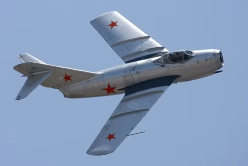 Thứ tư là máy bay chiến đấu MiG-15, sự xuất hiện của chiến đấu cơ Mig-15, của Liên Xô trên bầu trời Triều Tiên đã làm cho không quân Mỹ hoảng sợ, đến mức các máy bay tiêm kích hộ tống B-29 của Mỹ, phải chuyển các cuộc tấn công Triều Tiên từ ban ngày sang ban đêm.
