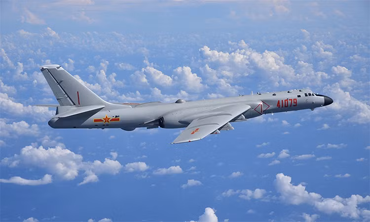 Nhưng dù có là phiên bản H-6K hay H-6J, đây vẫn chỉ là một chiếc máy bay ném bom tầm trung, khả năng mang tải cũng như tầm bay hạn chế, không thể tiếp cận đến lãnh thổ Mỹ.