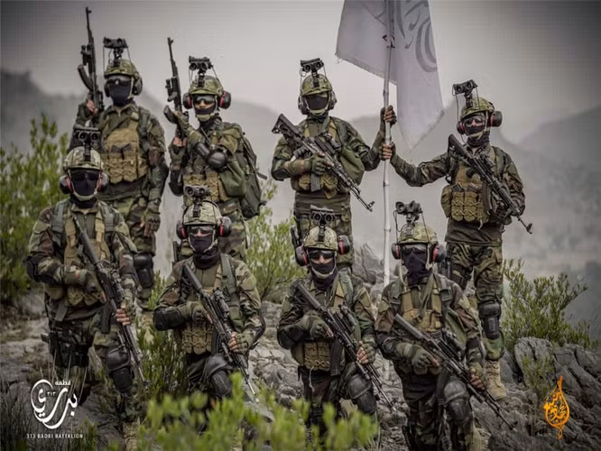 Theo Daily Mail, Tiểu đoàn Badr 313 là một lực lượng đặc biệt của Taliban, có tên xuất phát từ Trận chiến Badr trong Kinh Qur'an. Họ được đào tạo tốt nhất và được trang bị những thiết bị tiên tiến nhất trong toàn lực lượng Taliban; trong đó có phần lớn là vũ khí Mỹ.