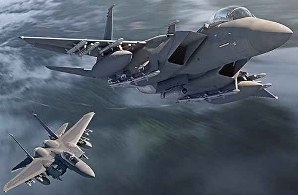 Xếp thứ ba trong top 5 là máy bay chiến đấu hạng nặng F-15 hai động cơ, hoạt động trong mọi thời tiết của Mỹ, cũng được thiết kế bởi McDonnell Douglas (nay đã được hợp nhất với Boeing). F-15 bay lần đầu vào tháng 7/1972 và được đưa vào phục vụ Không quân Mỹ vào năm 1976.