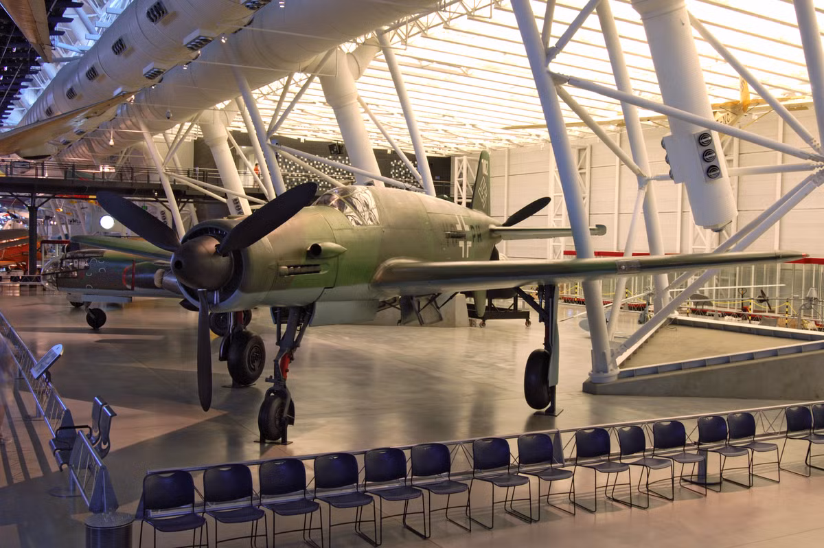Thứ sáu trong danh sách là máy bay Dornier Do-335 của Đức, là một máy bay chiến đấu hạng nặng 2 động cơ, được trang bị mạnh mẽ với một khẩu pháo 30mm bắn qua trung tâm cánh quạt phía trước và 2 khẩu pháo 20mm gắn ở mũi, có khả năng mang tên lửa bên ngoài và bom.