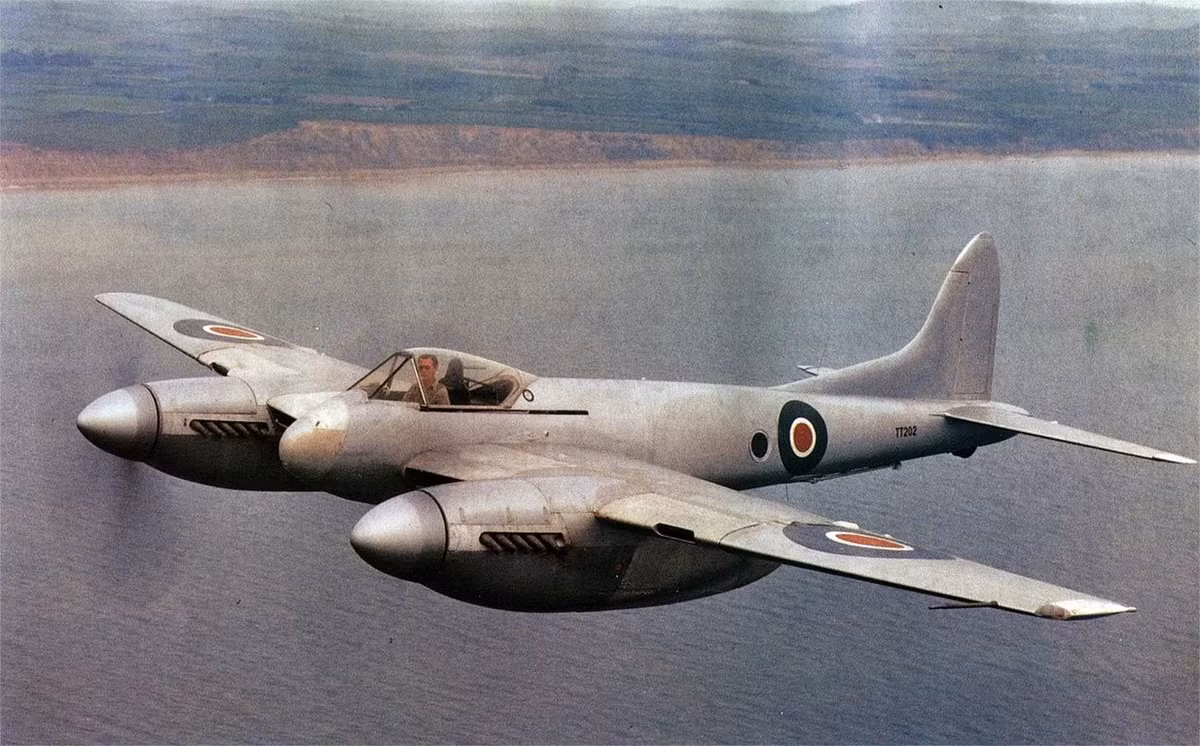 Thứ ba là chiến đấu cơ hai động cơ cánh quạt Havilland DH.103 Hornet của không quân Anh, với tốc độ tối 764 km/giờ và chỉ mất 4 phút để đạt độ cao 6000m. Phạm vi hoạt động hơn 2300 km và trần bay hơn 13 km, khiến Hornet trở thành một máy bay đánh chặn tuyệt vời. 