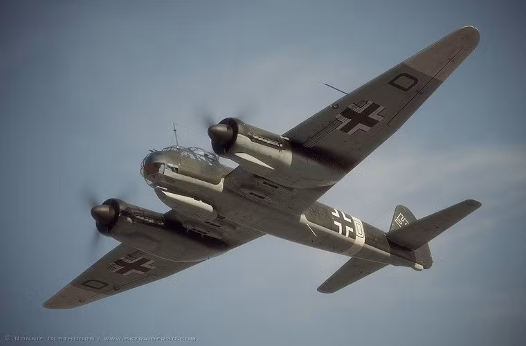 Ju-88 được trang bị súng máy và có khả năng mang 1400kg bom. Hỏa lực gồm pháo 37mm, một khẩu pháo bắn phía trước 50mm hoặc 75mm để tiêu diệt máy bay ném bom. Hơn 15.000 chiếc Ju-88 được chế tạo từ năm 1939 đến năm 1945, Ju-88 là một trong những máy bay quan trọng nhất, trong số các máy bay chiến đấu sử dụng động cơ pít-tông đôi.