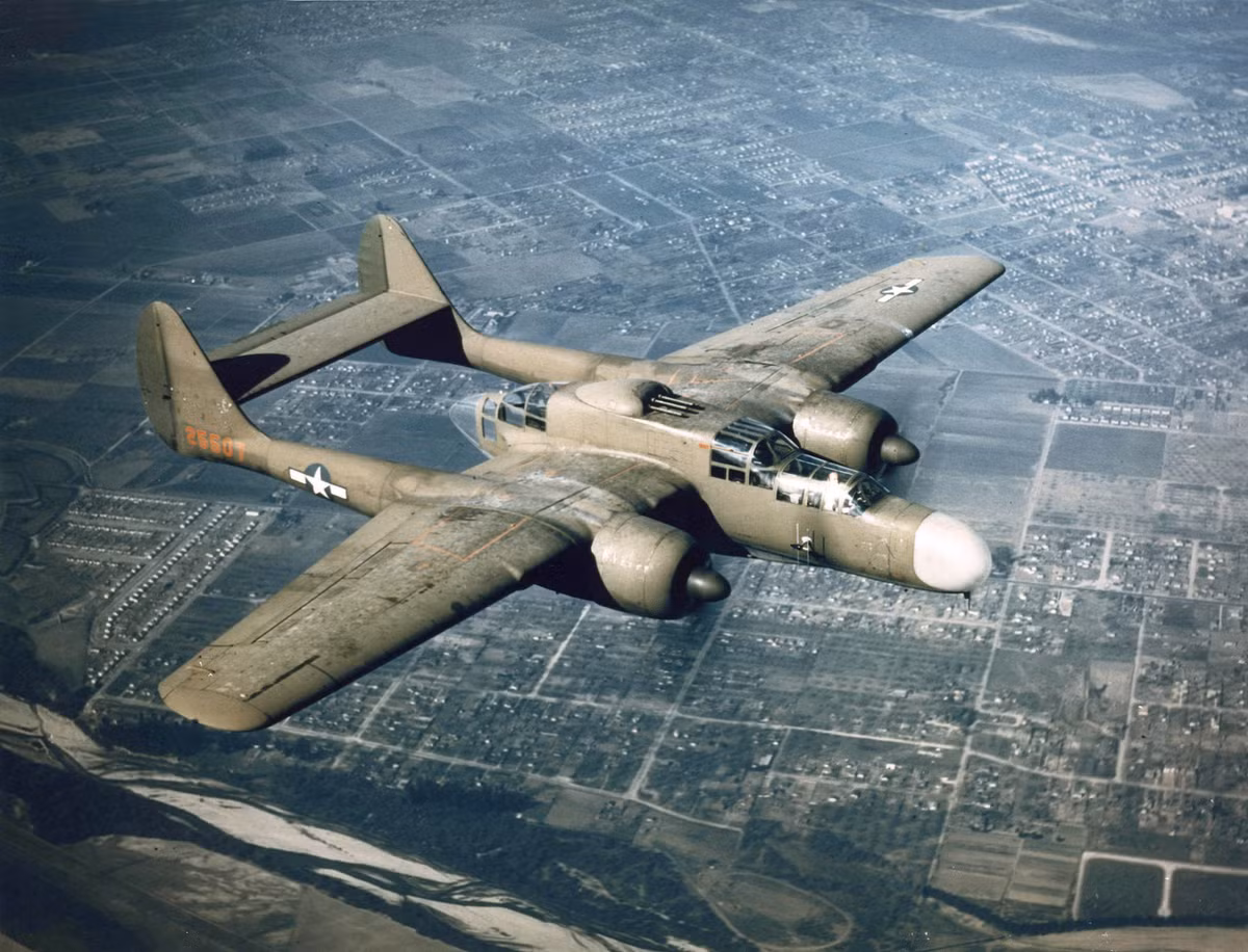 Cuối cùng là máy bay Northrop P-61 Black Widow, là máy bay chiến đấu ban đêm của Mỹ, được trang bị radar. Vũ khí gồm 4 khẩu pháo 20mm, bắn phía trước và 4 khẩu súng máy cỡ nòng 12,7mm bắn phía sau. Với phi hành đoàn 2 hoặc 3 người, P-61 cũng được điều chỉnh để mang tên lửa và bom. Nguồn ảnh: Warhistory.