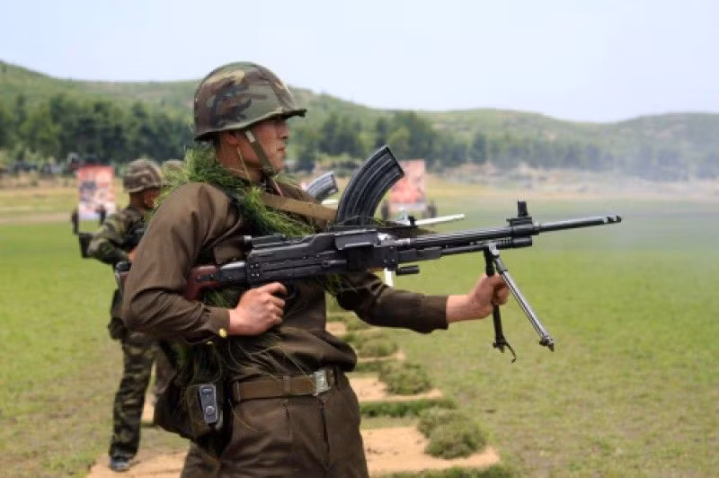 Vũ khí tự động đầu triên của Triều Tiên là Type 73, được phát triển dựa trên súng máy PKM của Liên Xô; súng có hệ thống nạp đạn kép, có thể vừa tiếp đạn bằng dây, nhưng cũng có thể tiếp đạn bằng hộp tiếp đạn cong 30 viên, tương tự như trung liên Vz. 52 của Tiệp Khắc, hay trung liên Bren của Anh.
