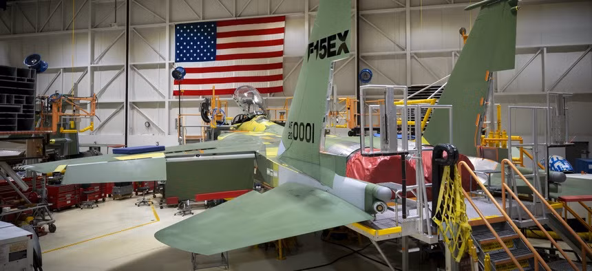 Với tuổi thọ khung thân của F-15EX, thì những chiếc máy bay này có thể phục vụ trong Không quân Mỹ ít nhất là 30 năm nữa. Không quân Mỹ cũng tính toán, số F-15EX cũng nhằm thay thế số chiến đấu cơ F-15 cũ, đã đến lúc phải loại biên, mà chưa có loại máy bay nào có thể thay thế.
