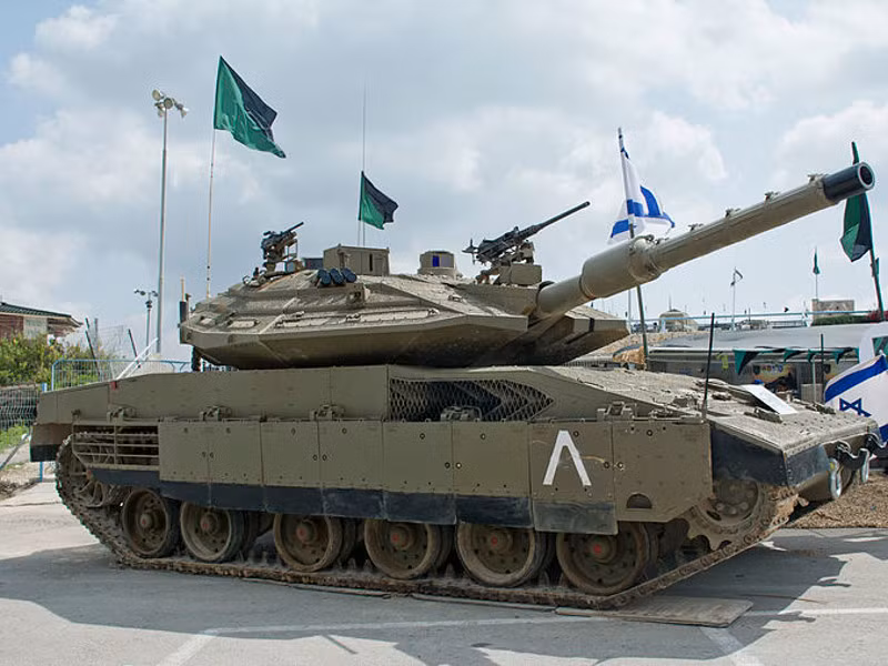 Phiên bản mới nhất của Merkava là Merkava IV, vẫn giữ các ưu tiên thiết kế từ Merkava I và kết hợp tháp pháo được thiết kế mới; giáp phản ứng nổ và giáp thụ động kiểu mô-đun, để thay thế nhanh hơn trong chiến đấu.