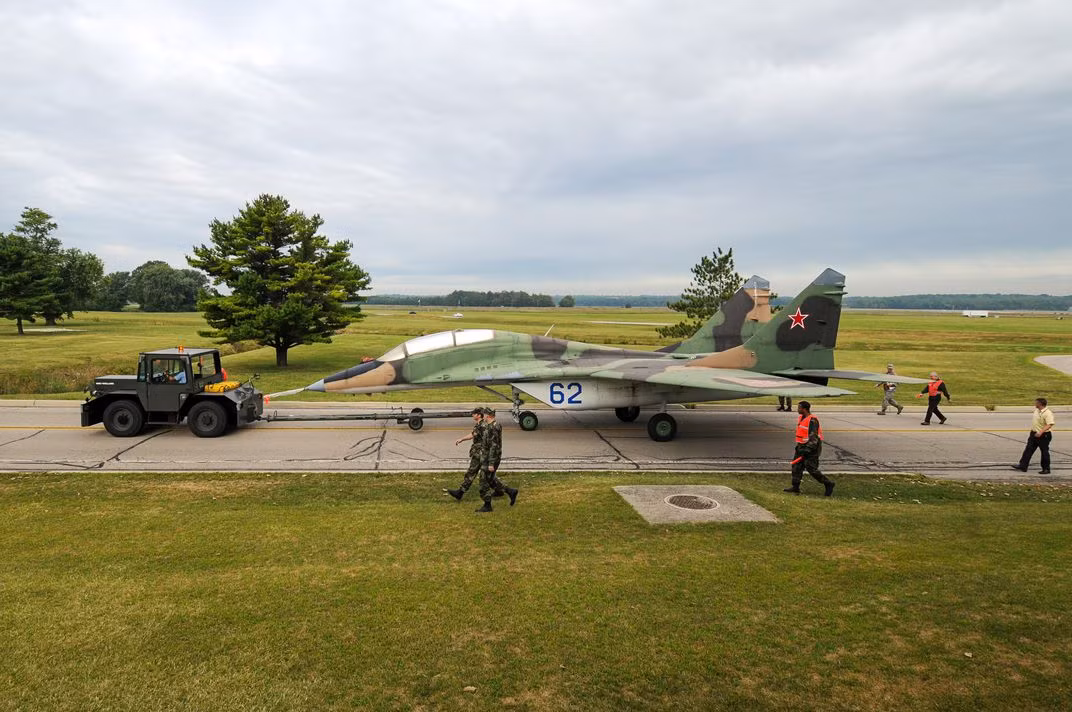Việc Liên Xô tan rã 2 năm sau đó (1991), cũng cho phép Mỹ mua được các tiêm kích MiG-29 trực tiếp từ Moldova và một mẫu đáng giá hơn nhiều là Su-27 từ Belarus. Chiến đấu cơ Su-27 khi ấy là một trong những loại máy bay mới nhất và được đánh giá là chiến đấu cơ thuộc hàng đáng gờm nhất trên thế giới.