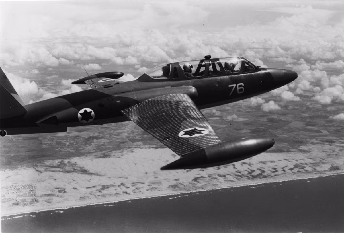 Vào lúc 7:10 sáng (theo giờ Israel), 16 máy bay chiến đấu huấn luyện Fouga Magister của Không quân Israel (IAF), đã cất cánh và tiến hành nghi binh, khi sử dụng các đường bay và tần số vô tuyến thông thường; khiến các đài radar của khối Ả Rập, thấy giống như cuộc tuần tra bình thường của Israel.